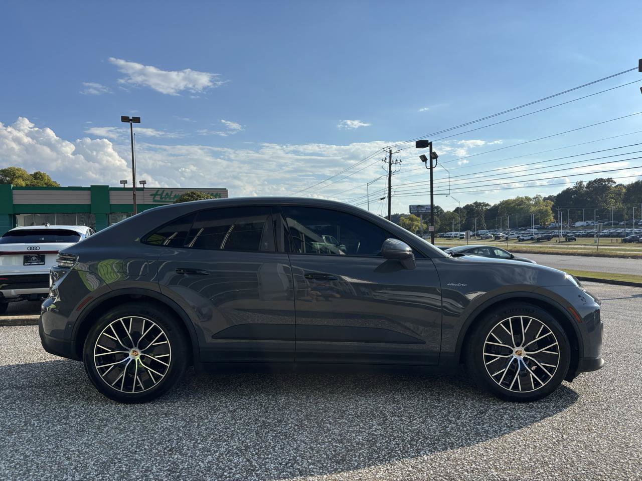 Used 2025 Porsche Macan 4 Electric AWD/4WD image 8