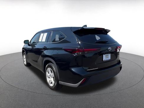 Used 2025 Toyota Highlander LE FWD image 9
