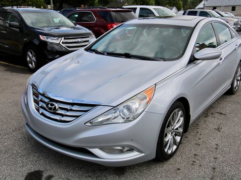 Used 2013 Hyundai Sonata SE w/ Navigation & Sunroof Pkg image 2
