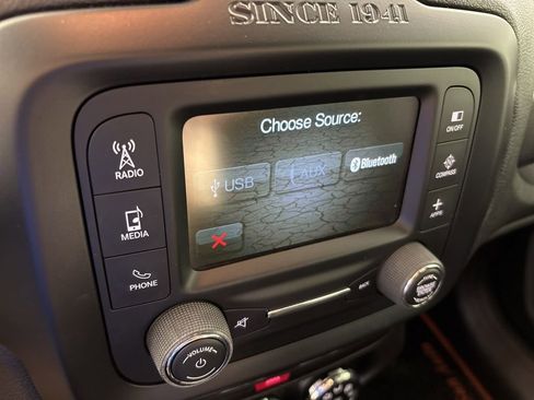 Used 2016 Jeep Renegade 75th Anniversary FWD image 34