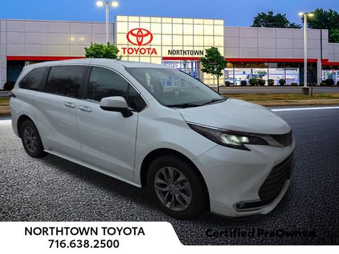 Used 2023 Toyota Sienna XLE image 1