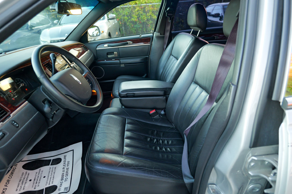 Used 2008 Lincoln Town Car Executive RWD image 21