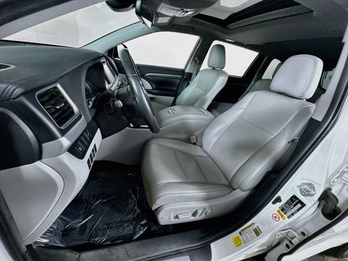 Used 2019 Toyota Highlander Limited AWD/4WD image 12
