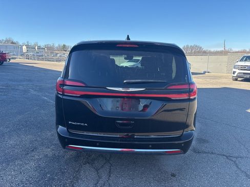 Used 2024 Chrysler Pacifica Touring-L image 6