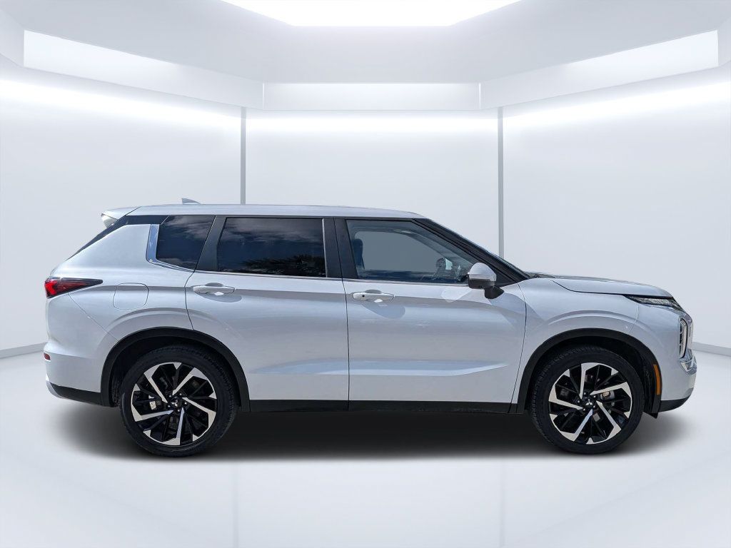Used 2024 Mitsubishi Outlander SE AWD/4WD image 2