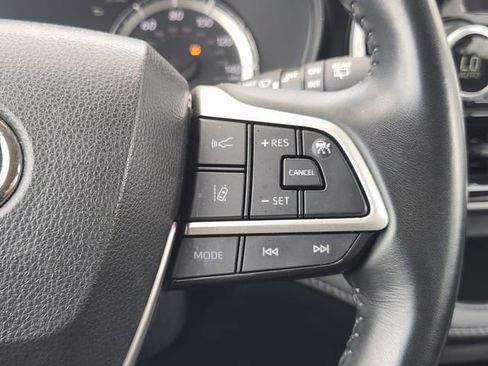 Used 2023 Toyota Highlander LE image 23