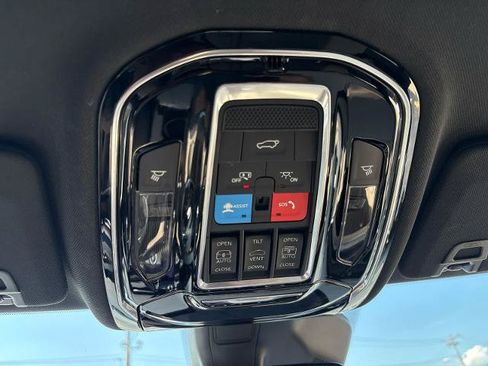Used 2023 Jeep Grand Cherokee Limited AWD/4WD image 23