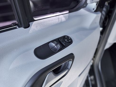 Used 2018 Mercedes-Benz Sprinter 2500 image 35