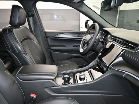 Used 2024 Jeep Grand Cherokee Altitude image 44