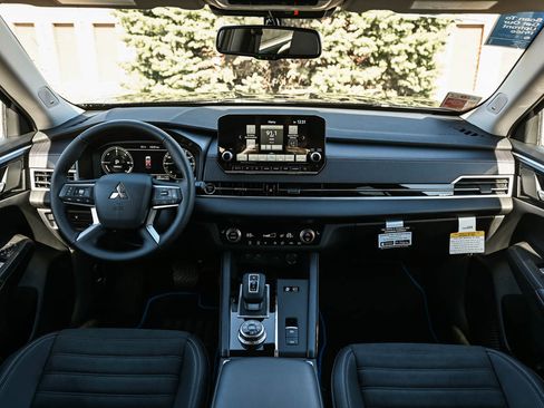 New 2025 Mitsubishi Outlander SE image 13