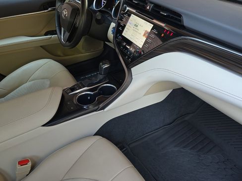 Used 2020 Toyota Camry XLE image 14