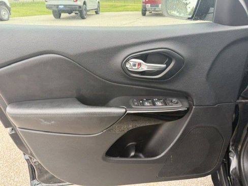Used 2021 Jeep Cherokee Latitude Plus AWD/4WD image 11