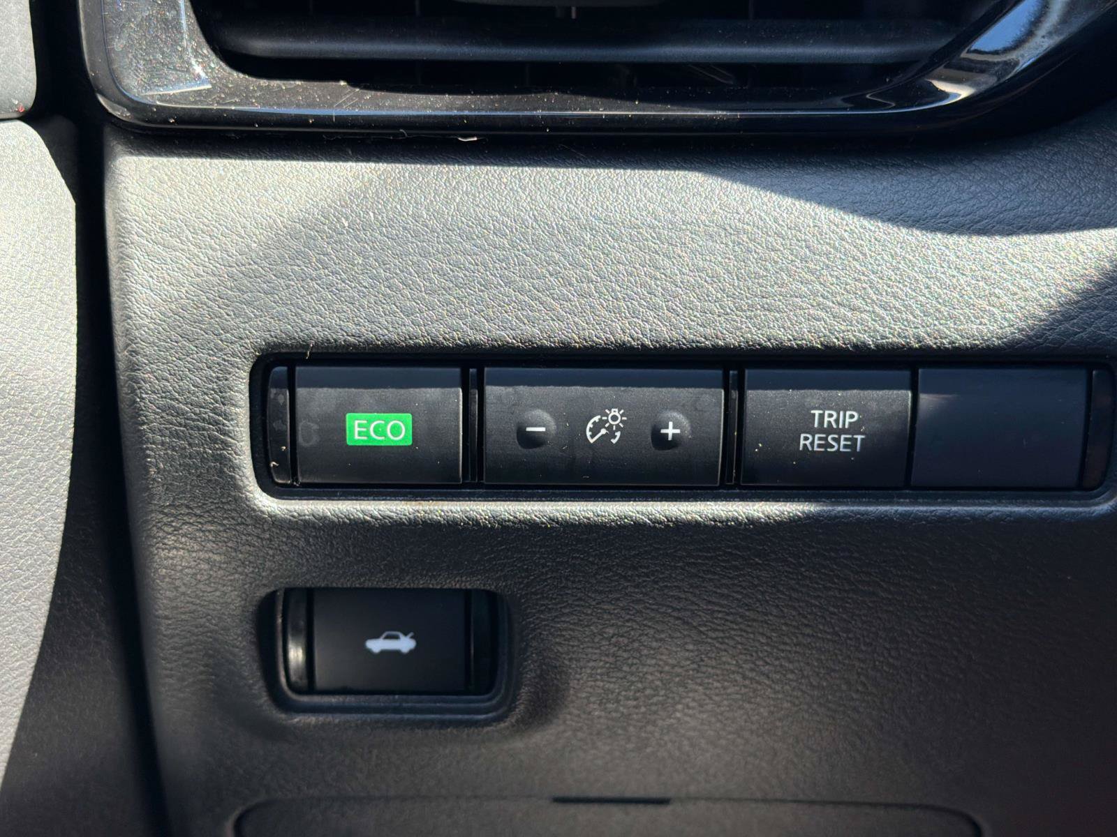 Used 2025 Nissan Sentra SR FWD image 32
