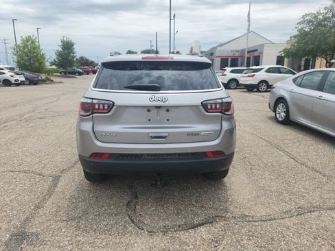 Used 2018 Jeep Compass Latitude w/ Popular Equipment Group AWD/4WD image 2