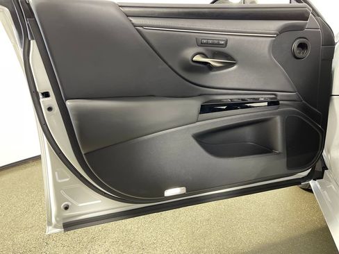 Used 2025 Lexus ES 350 w/ Premium Package image 17