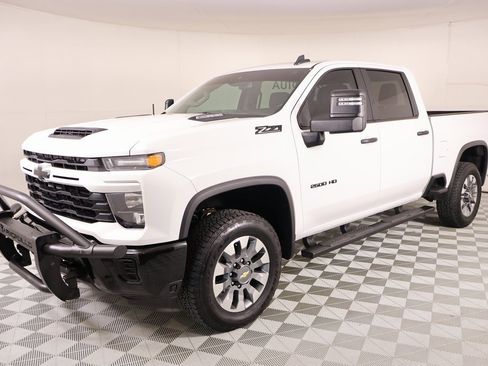 Used 2024 Chevrolet Silverado 2500 Custom w/ Custom Value Package image 9
