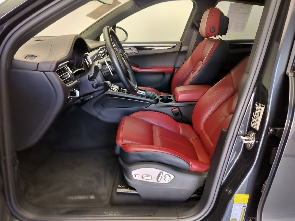 Certified 2024 Porsche Macan Turbo AWD/4WD image 6