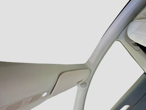 Used 2022 Tesla Model Y Long Range image 27