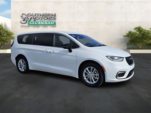 New 2026 Chrysler Pacifica Select image 7