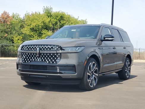 New 2027 Lincoln Navigator Black Label AWD/4WD image 2