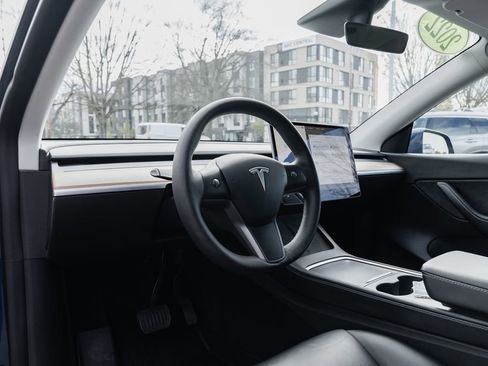 Used 2022 Tesla Model Y Long Range image 18