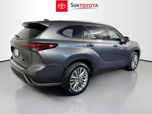 Used 2023 Toyota Highlander Platinum FWD image 4