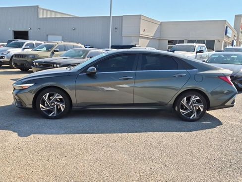 Used 2025 Hyundai Elantra Limited w/ Cargo Package FWD image 6