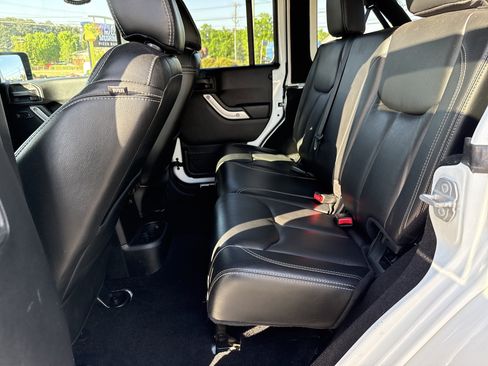 Used 2017 Jeep Wrangler Unlimited Sahara w/ Connectivity Group AWD/4WD image 29