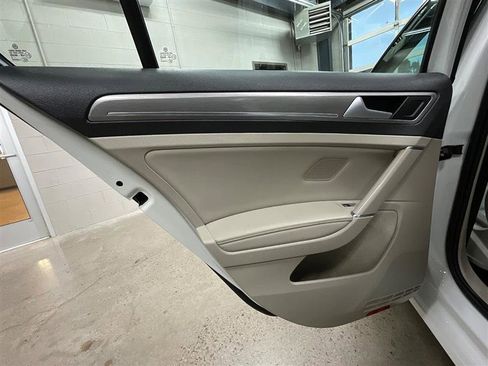 Used 2016 Volkswagen Golf 4-Door image 17
