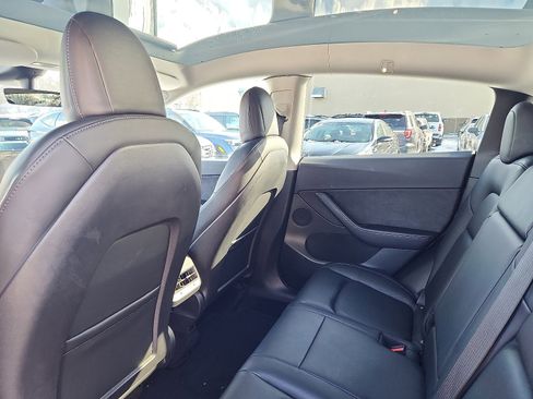 Used 2022 Tesla Model Y Long Range image 22