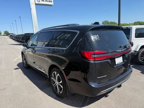 Used 2025 Chrysler Pacifica Pinnacle w/ Trailer Tow Group AWD/4WD image 5