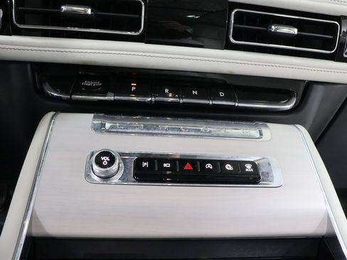 Used 2025 Lincoln Aviator Reserve w/ Equipment Group 201A image 10