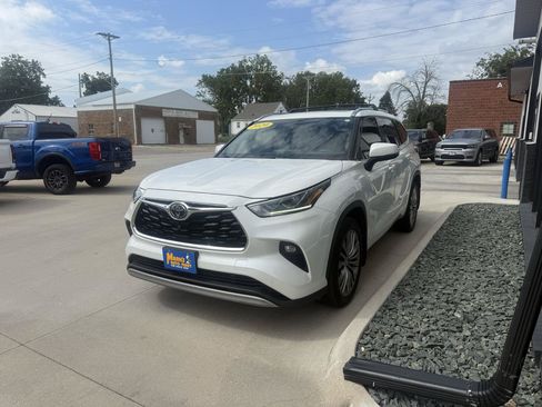 Used 2020 Toyota Highlander Platinum AWD/4WD image 2
