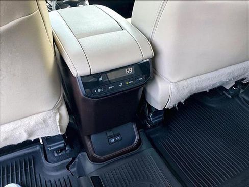 Used 2022 Toyota Highlander XLE FWD image 25