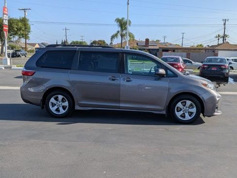 Used 2020 Toyota Sienna LE w/ Carpet Mat Package FWD image 4