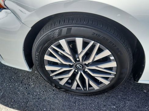 Used 2025 Nissan Altima 2.5 SV FWD image 17