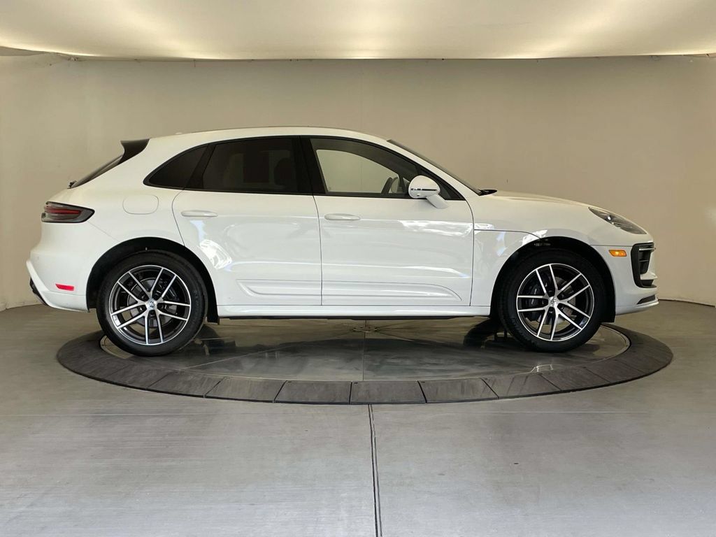 Certified 2026 Porsche Macan AWD/4WD image 8