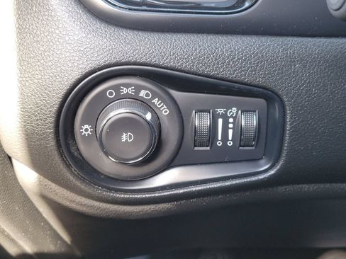 Used 2023 Jeep Renegade Altitude AWD/4WD image 11