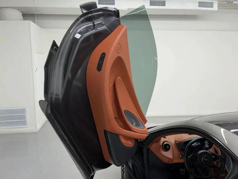 Used 2017 McLaren 570S RWD image 14