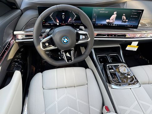 New 2026 BMW 750e xDrive image 17