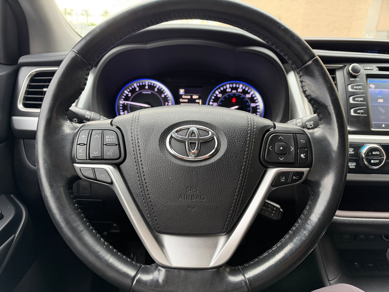 Used 2018 Toyota Highlander XLE w/ Carpet Mat Package (TMS) FWD image 9