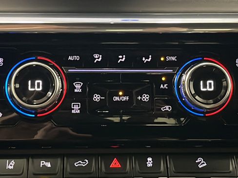 Used 2024 GMC Sierra 2500 Denali Ultimate AWD/4WD image 18