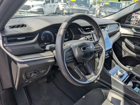 Used 2023 Jeep Grand Cherokee Altitude AWD/4WD image 12