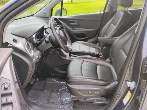 Used 2021 Chevrolet Trax LT w/ Premium Seat Package AWD/4WD image 10