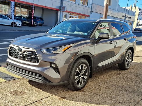 Used 2025 Toyota Highlander XLE image 3