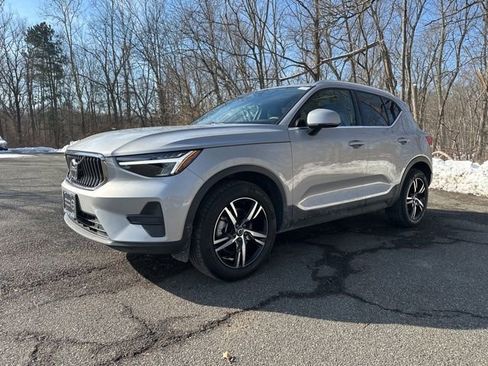 Certified 2025 Volvo XC40 B5 Core image 4