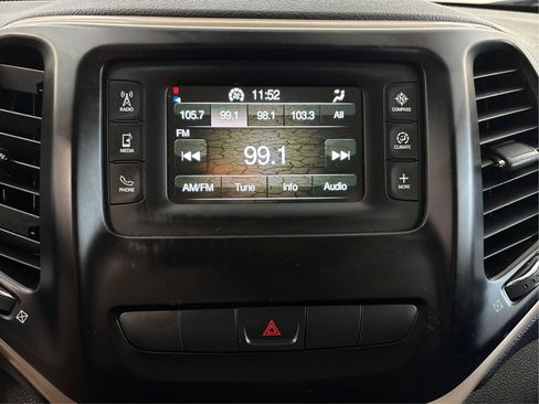 Used 2015 Jeep Cherokee Latitude w/ Cold Weather Group AWD/4WD image 19