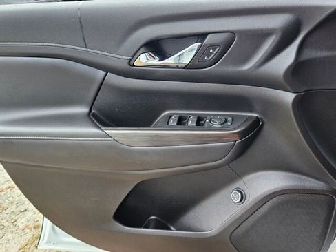 Used 2023 GMC Acadia SLT image 33