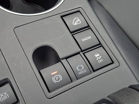 Used 2025 Toyota Highlander XLE image 29