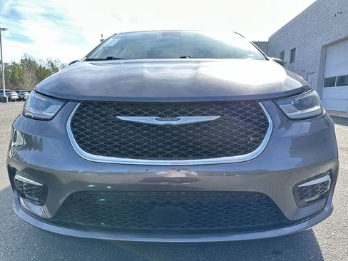 Used 2023 Chrysler Pacifica Touring-L image 26